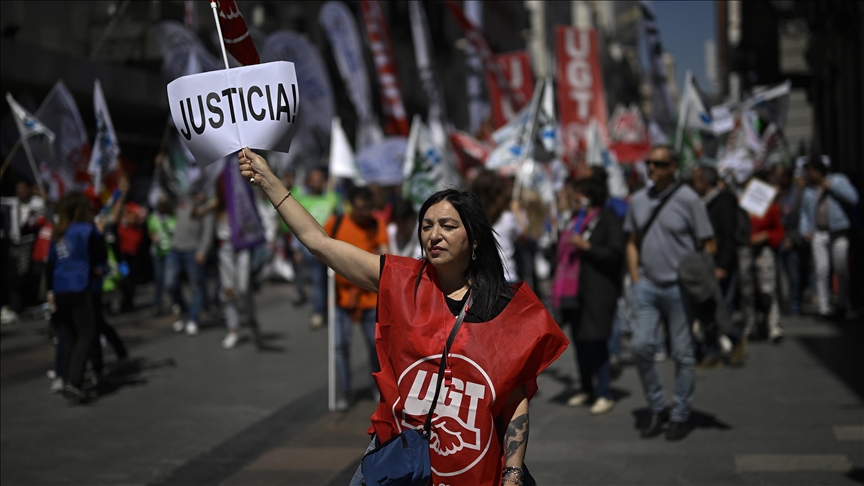 İspanya’da maaş artışı talebiyle grevde olan adliye memurları gösteri düzenledi