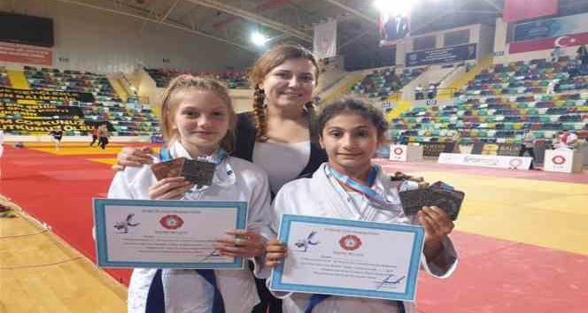 Kızlar Judoda 2 Madalya Aldı